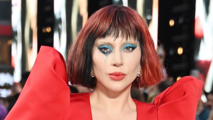 Lady Gaga in rosso fuoco per Joker: il look total red (capelli compresi)