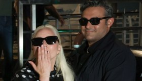 Lady Gaga arriva a Venezia con un fantastico mini dress a pois