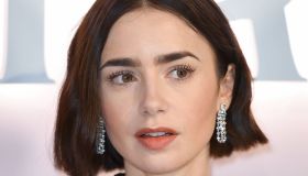 Emily in Paris si veste da Sex and the City: gli audaci look newyorkesi di Lily Collins