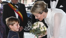 Mathilde del Belgio, la Regina al gala con il look da sposa