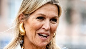 Maxima d’Olanda, maxi gilet di Zara, gioielli esagerati e zeppe