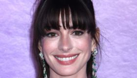 Anne Hathaway irriconoscibile: parrucca bionda e trucco spettrale per Halloween