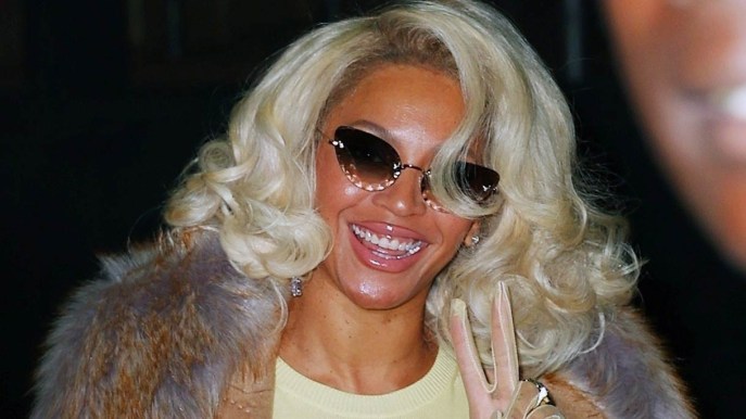 Beyoncé incanta in oro, superando le critiche, mentre omaggia la sorella