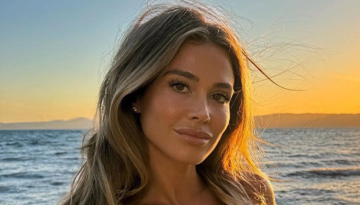 Diletta Leotta, la domenica è mini, il look con dettagli inaspettati