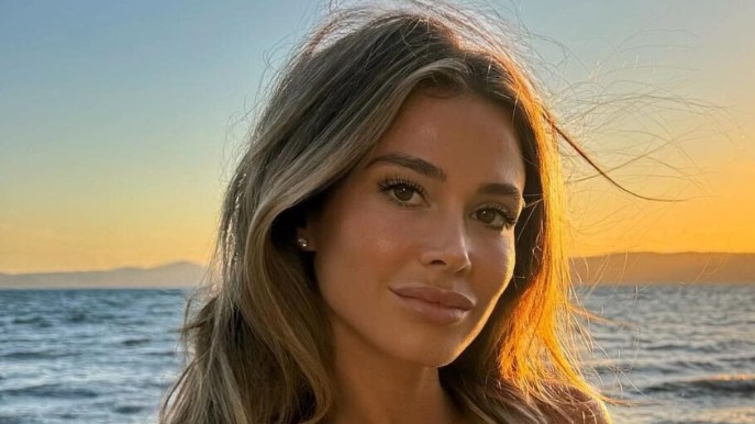 Diletta Leotta radiosa in rosso sui campi da calcio, la minigonna con cut out