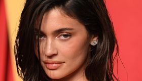 Kylie Jenner strega Disneyland Paris: l’abito da principessa gotica domina la passerella