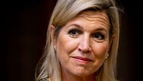 Maxima d’Olanda osa con una scollatura profonda, il look che anticipa l’inverno