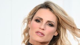 Michelle Hunziker stupisce con un inedito look mannish (sempre bellissima)