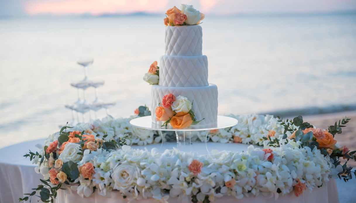 Torta con decorazioni arancioni