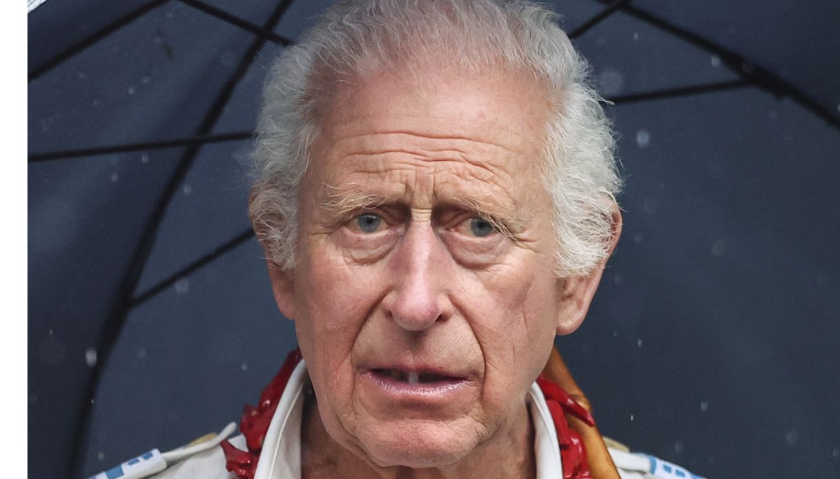 Re Carlo torna nel Regno Unito, dopo il tour estenuante: “Ha bisogno di riposo”