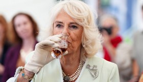 Re Carlo imbarazzato, Camilla beve e fuma. Ma la verità è un’altra