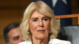 Re Carlo, in Australia è un disastro. Camilla cerca di salvare la situazione