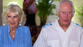 Carlo a Samoa, mani rosse e gonfie. Gesto poco elegante e Camilla visione celestiale