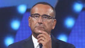 Carlo Conti commenta l’annuncio su Sanremo durante il debutto di Amadeus: “Piccolo cavillo”