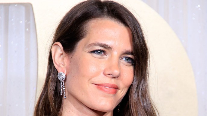 Charlotte Casiraghi seduce Parigi, abito sottoveste glitter e shorts pigiama a righe