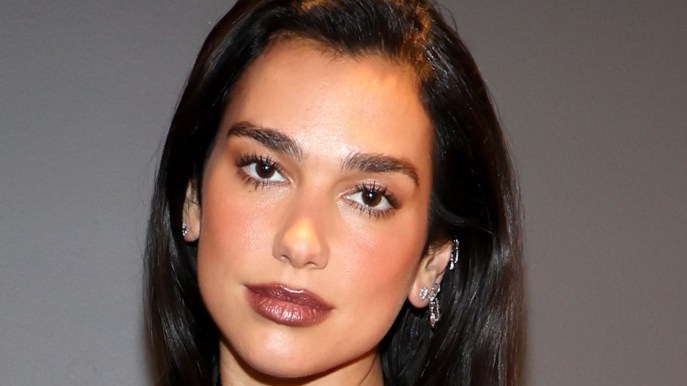 Dua Lipa regina del gotico e glamour alla Rock and Roll Hall of Fame 2024