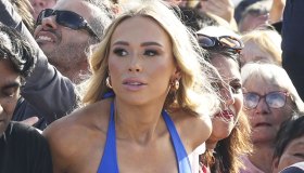 Re Carlo in Australia. La proposta indecente della ragazza in bikini, Camilla furiosa