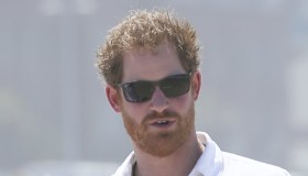 Harry senza Meghan Markle si dà al surf