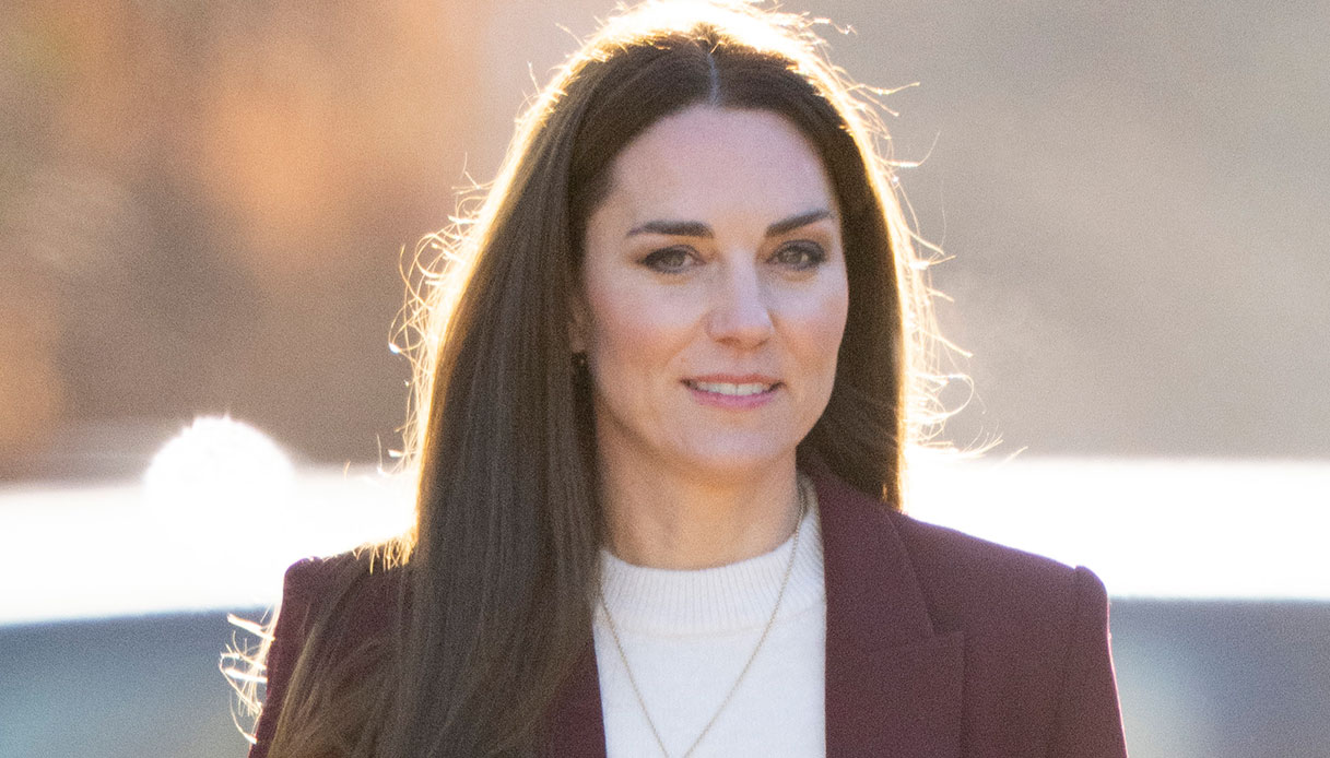 Kate Middleton, il significato segreto del suo tailleur bordeaux da 1.370 euro