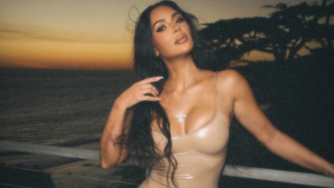 Kim Kardashian festeggia i 44 anni in un abito nude aderente: pura sensualità