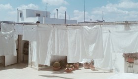 Come stendere le lenzuola correttamente e farle asciugare prima