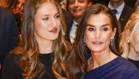 Letizia di Spagna seducente in viola. Ma la gonna di Leonor è un errore fatale