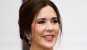 Mary di Danimarca, spalle scoperte, abito aderente e tacchi killer. Mai osato tanto