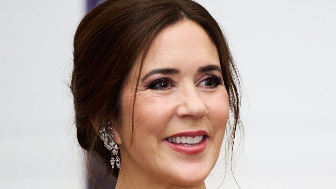 Mary di Danimarca, spalle scoperte, abito aderente e tacchi killer. Mai osato tanto