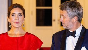 Mary di Danimarca infiamma Berlino con l’abito rosso. Irresistibile anche per Re Federico