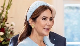 Mary di Danimarca conquista la Germania con il look del potere. Identico a quello di Kate Middleton