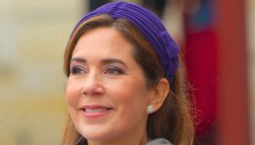 Mary di Danimarca splende in viola sotto il cielo grigio di Copenaghen