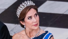 Mary di Danimarca, la prima cena di Stato lascia senza parole: tiara inestimabile e look scintillante