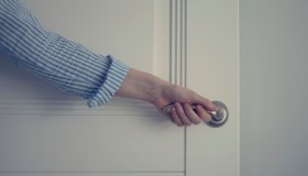 Porte che cigolano, come oliare i cardini e cosa usare