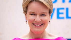 Matilde del Belgio in look rosa acceso, il taglio di abito che dona proprio a tutte