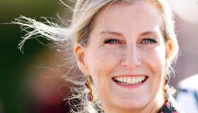 Sophie di Edimburgo in coat-dress rosa e verde, mai così chic