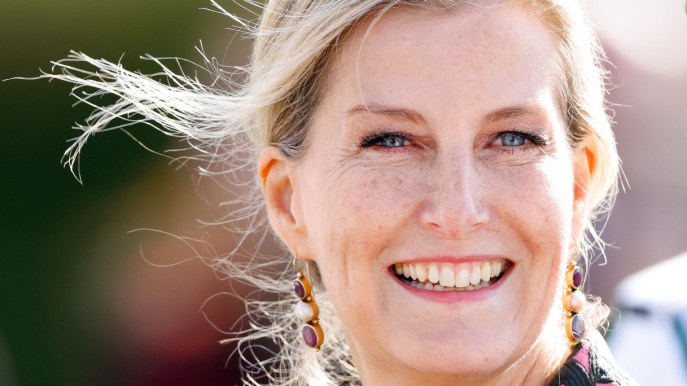 Sophie di Edimburgo in coat-dress rosa e verde, mai così chic