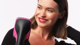 Questa spazzola che asciuga e liscia i capelli è il segreto di una piega perfetta. Ed è in sconto shock