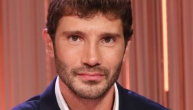 Affari Tuoi (di nuovo) nel mirino di Striscia la Notizia: la reazione di De Martino