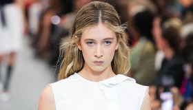 Sunday Rose, la figlia di Nicole Kidman, debutta in passerella alla PFW: uguale alla mamma