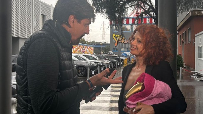 Striscia la Notizia, Tapiro d’Oro a Beatrice Luzzi che replica allo scivolone di Signorini