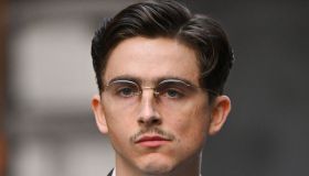 Avvistato Timothée Chalamet che corre per le strade di New York: il look anni ’50 troppo cool