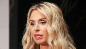 Valeria Marini: “Mia madre ha perso 350 mila euro”. Le lacrime in tribunale