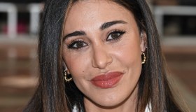 Belen Rodriguez e Andrea Iannone, baci appassionati sotto gli occhi della mamma di lei