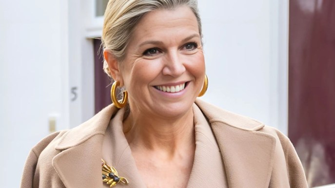 Maxima d’Olanda, eleganza monocromatica con dettaglio speciale: il segreto della spilla