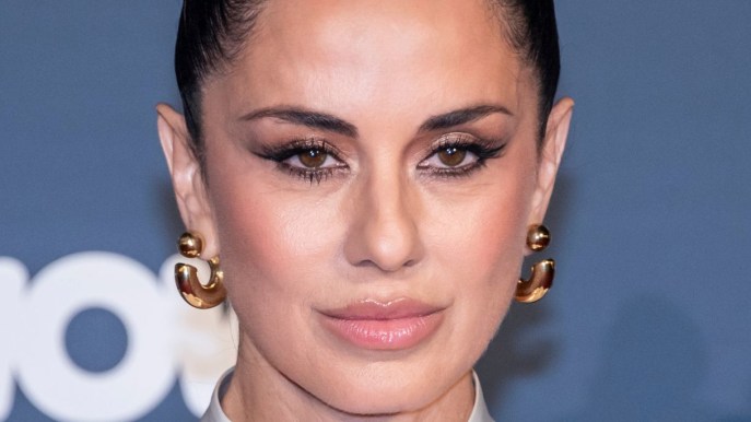 Paola Iezzi regina di look a X Factor, gli abiti iconici tra trasparenze e scollature