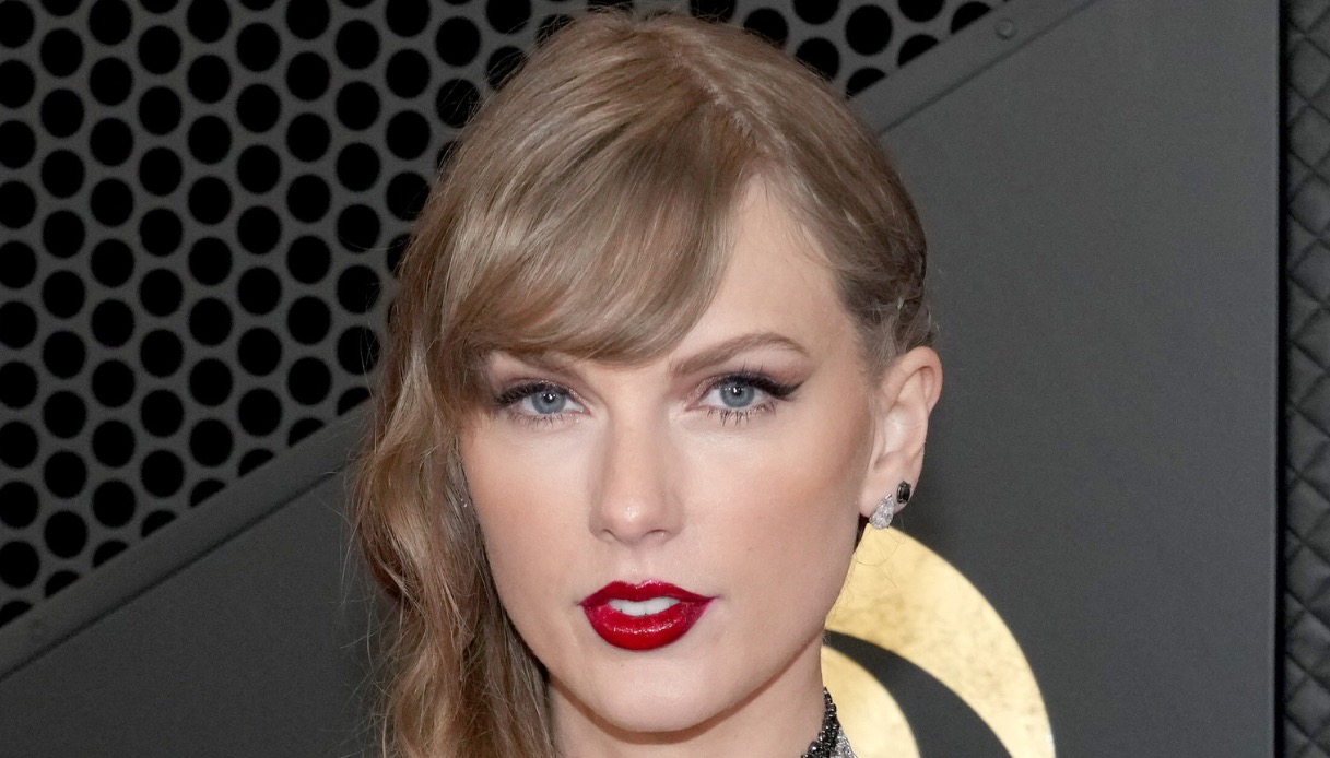 Taylor Swift in Versace, Donatella commenta il look: “Il più bello di sempre”