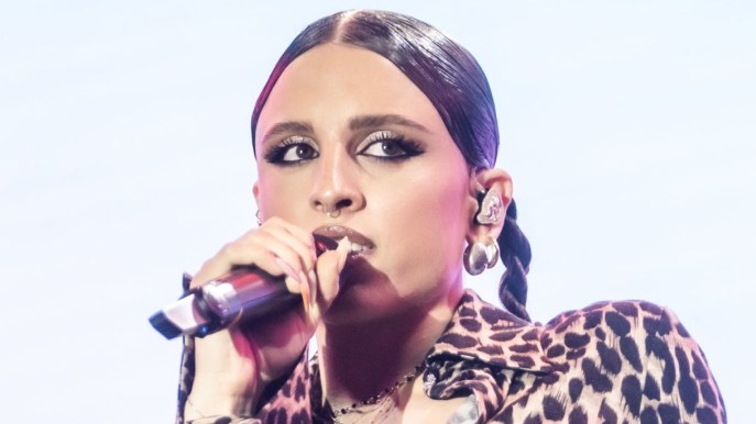 Angelina Mango torna sui social dopo la lunga assenza. Fan preoccupati: “Fai quello che ti senti”