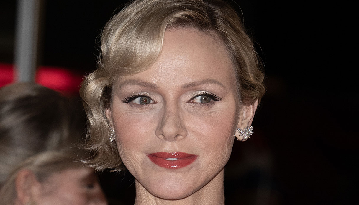 Charlene di Monaco al gala della Festa Nazionale sfida Carolina. Charlotte Casiraghi assente