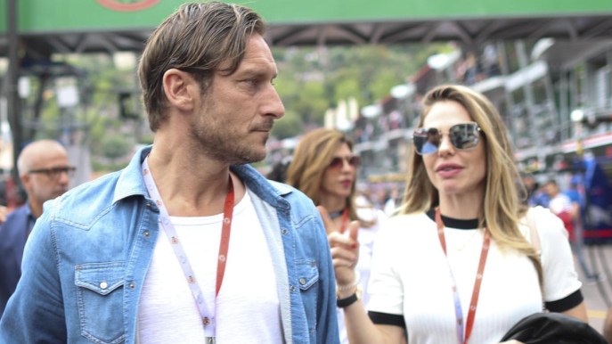 Ilary Blasi e Francesco Totti, stretta di mano in Tribunale e il ruolo del figlio Christian come testimone