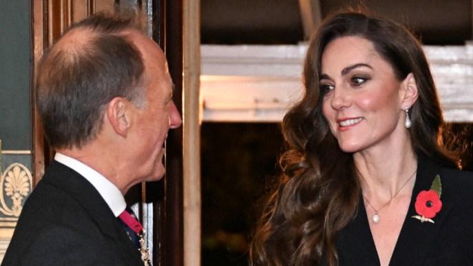 Kate Middleton raggiante al Festival of Remembrance, il coat dress e il gesto di William